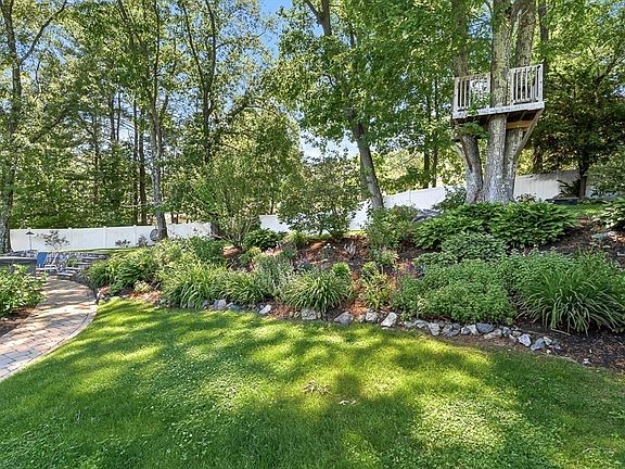 5th image of 11 Carriage Ln