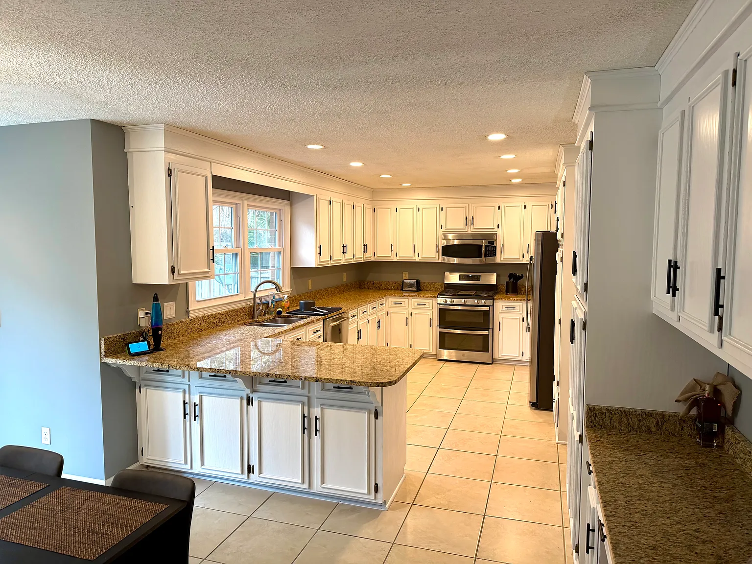 3 bed, 2.5 bath, 2434 sqft, $1,000 — Photo 4