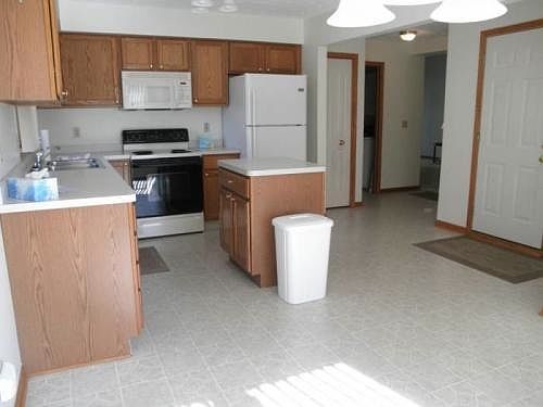 3rd image of 15588 Roxboro Dr #23