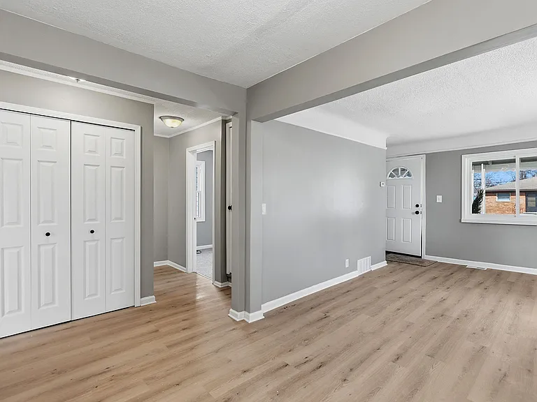 411 W Bernhard Ave — Photo 15