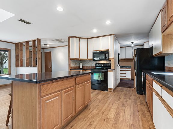 5th image of 36444 N Beverly Ave