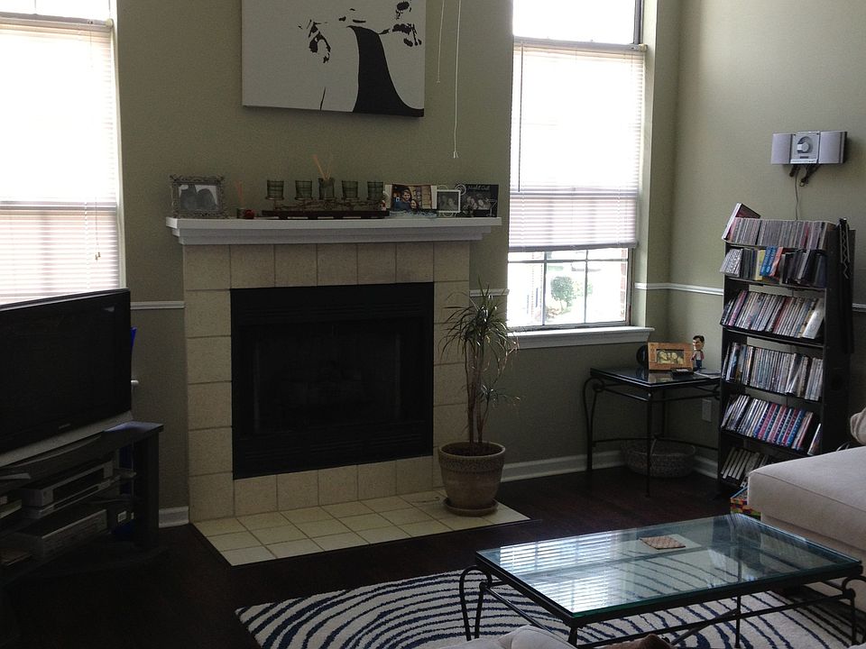 LivingRoom w/Vaulted Ceiling