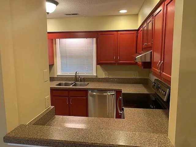 112 Lake Hollow Cir — Photo 7