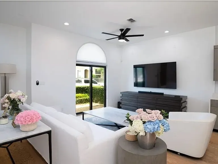 919 Lucia Dr — Photo 3