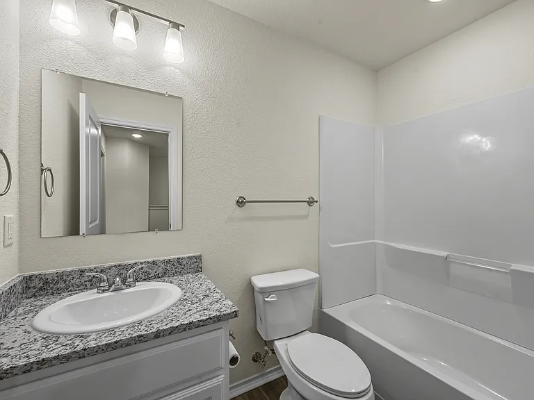 105 SE 4th St #2 — Photo 13