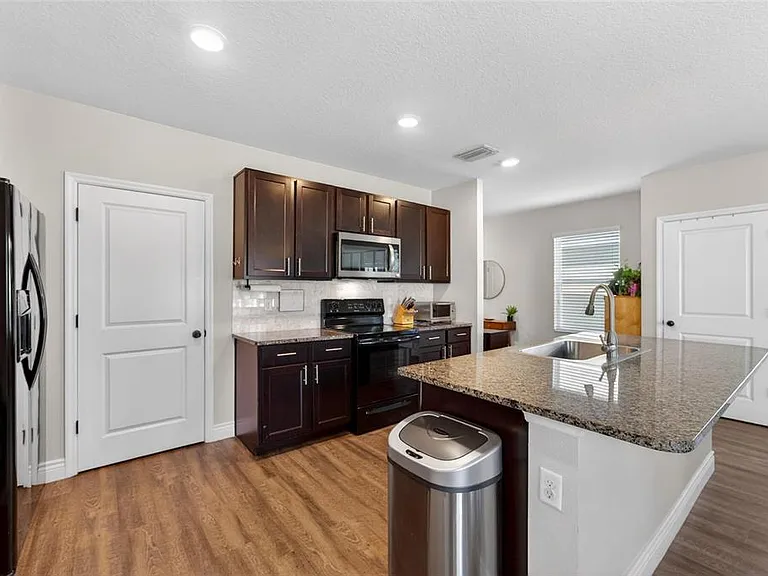 11176 Leland Groves Dr — Photo 16