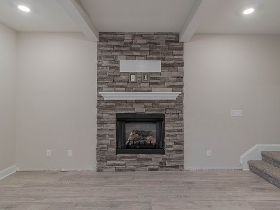 4th image of 652 Alvin Rd