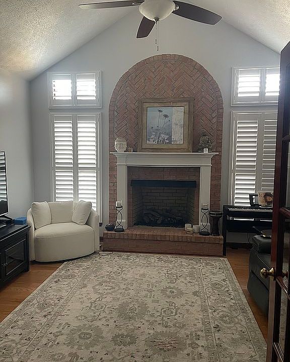 1st image of 4616 Gillcrest Dr