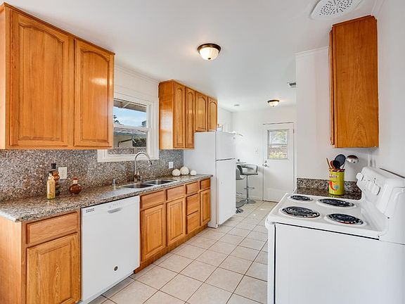 4th image of 213 Bonita Ave