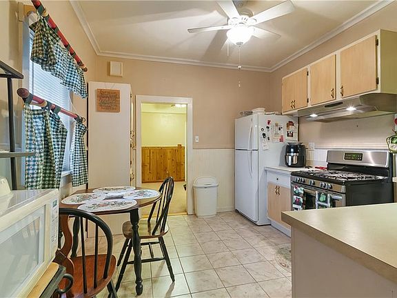 5th image of 2715 Acacia St