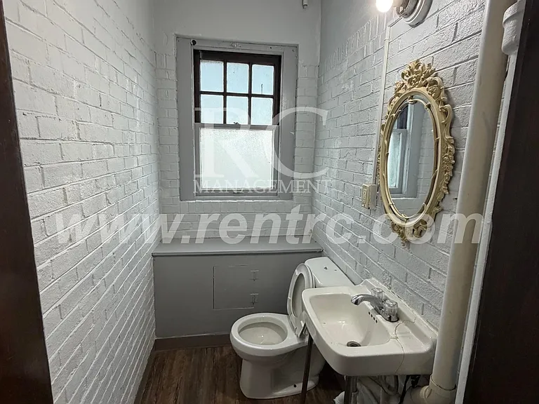210-148 E Walnut St — Photo 4