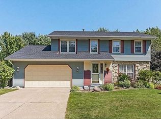 121 Rollingwood Dr NW, Cedar Rapids, IA 52405