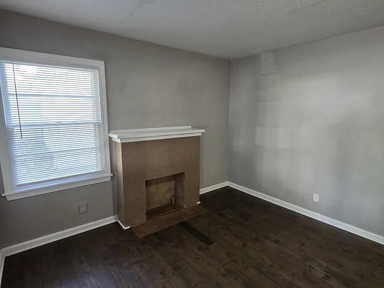 324 N Gordon Ave — Photo 2