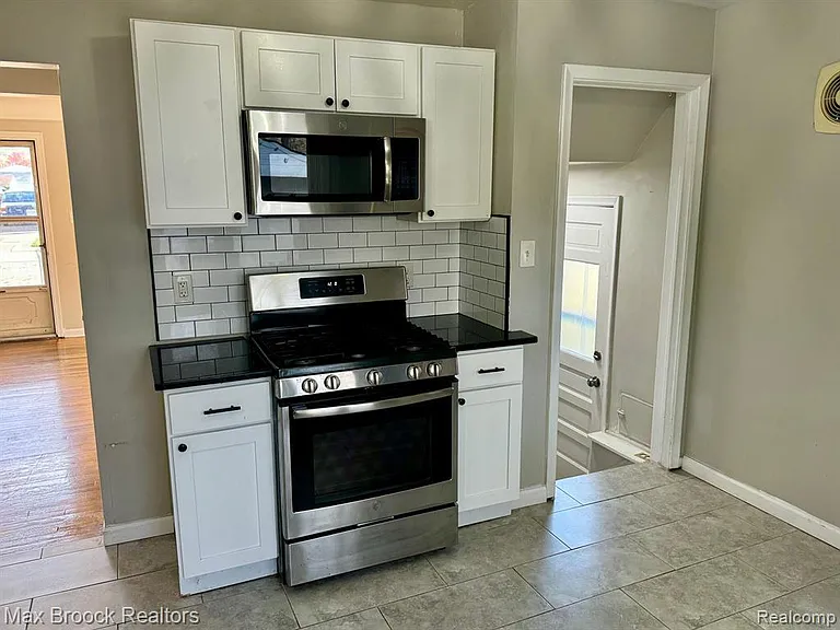 28127 Joan St — Photo 11