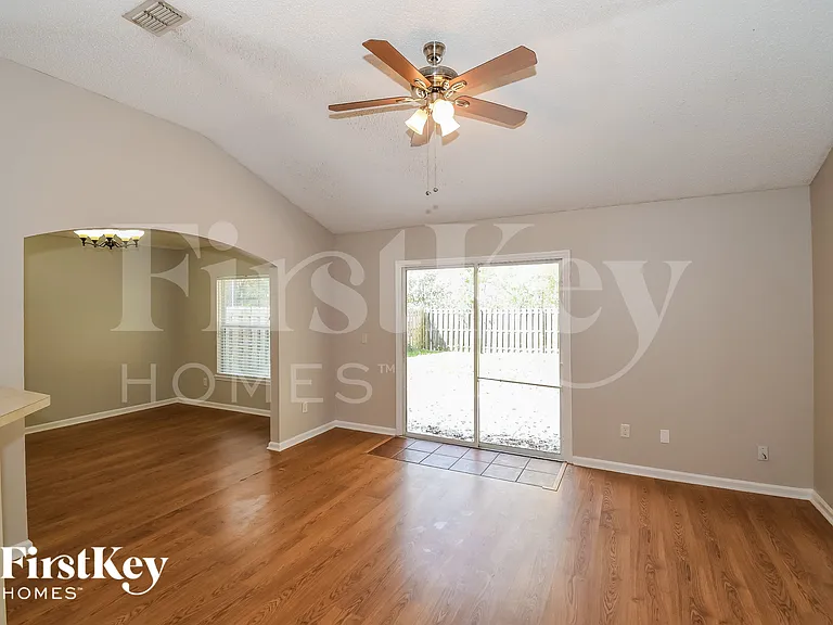 729 Mackenzie Cir — Photo 4
