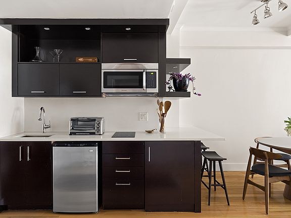 4th image of 111 E 56th St #704