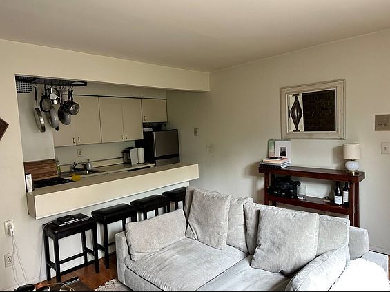 5th image of 137A Christopher St APT 4A