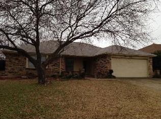 918 Robinwood Dr, Arlington, TX 76017