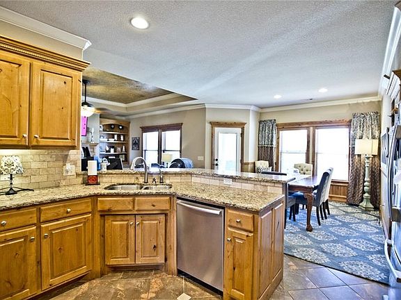 3rd image of 2507 SW Pinoak Ave