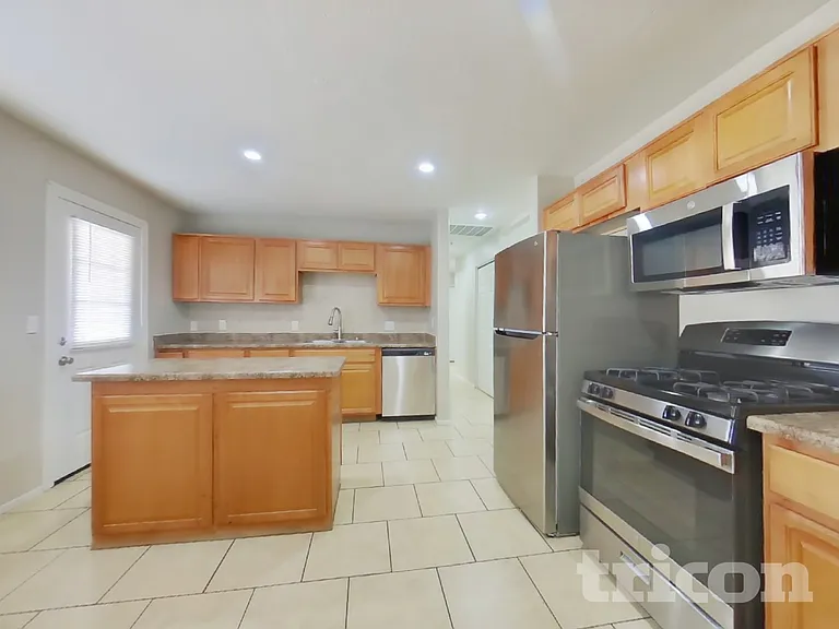 3234 W Larkspur Dr — Photo 4