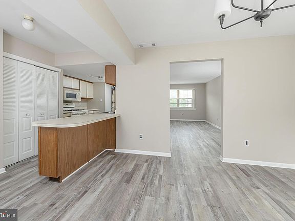 5th image of 832 Saint Regis Ct