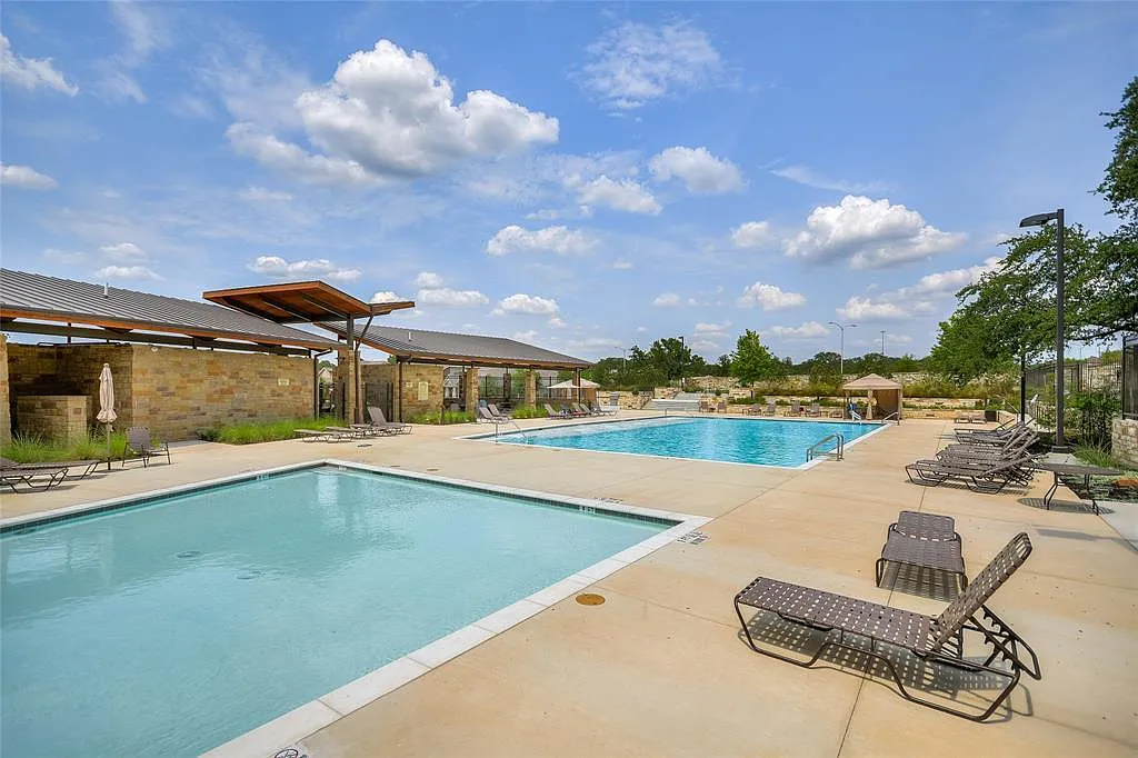 3 bed, 2.0 bath, 2061 sqft, $2,895 — Photo 2