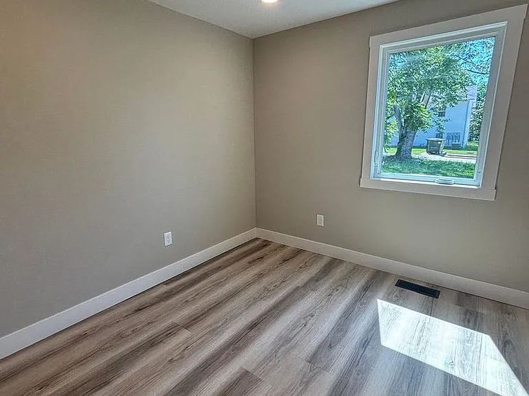 106 E Sycamore St — Photo 48