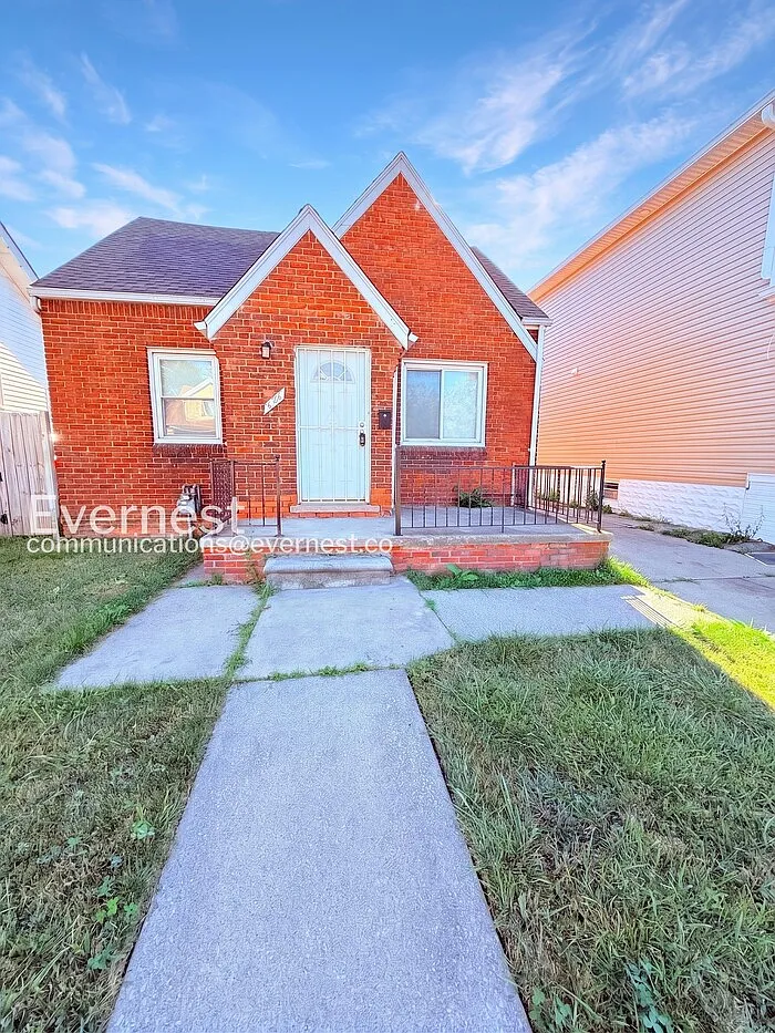 3 bed, 1.0 bath, 1059 sqft, $1,245 — Photo 1