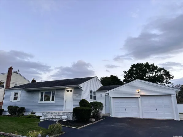 6 Dubois Avenue, Amityville, NY 11701