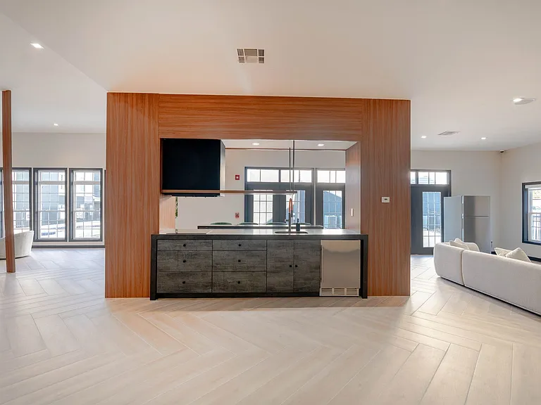 The Raphael - Beautifully Renovated! — Photo 18