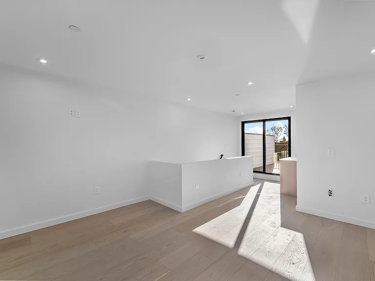 222 Washington Pl — Photo 1