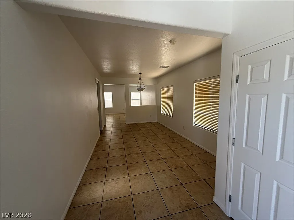 4 bed, 2.5 bath, 2118 sqft, $1,999 — Photo 2