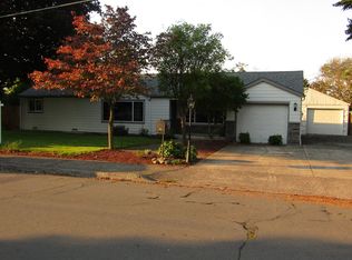 820 W Fairview Dr, Springfield, OR 97477