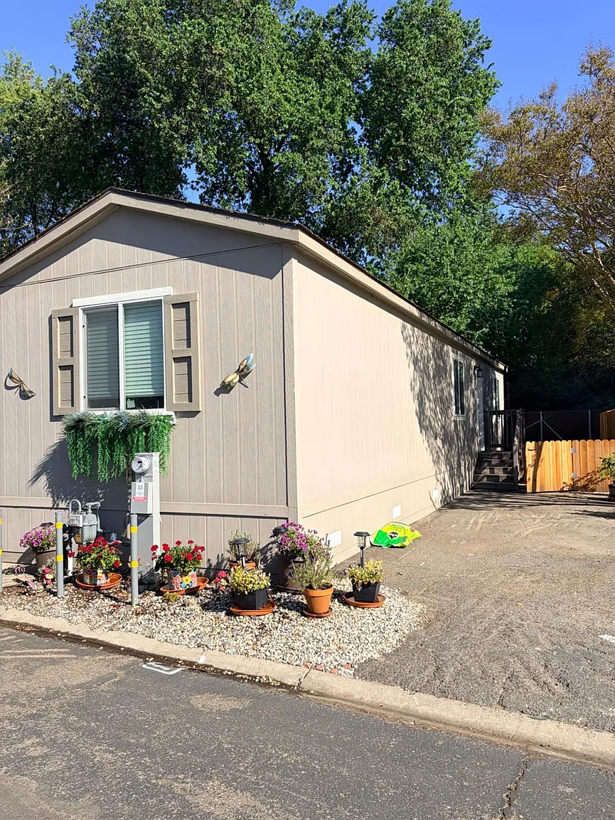1050 W Capitol Ave photo 1