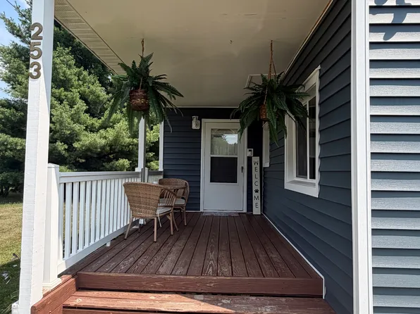 253 Bendon Rd, Interlochen, MI 49643