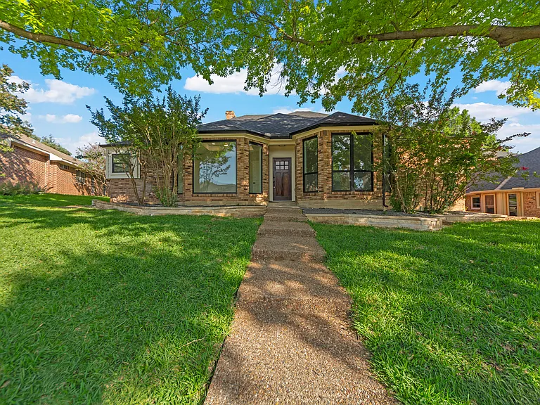 1213 Sycamore Dr — Photo 2