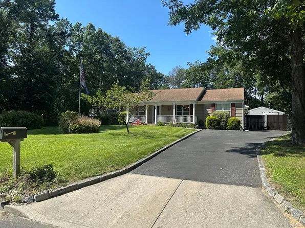 24 Evergreen Drive, Manorville, NY 11949