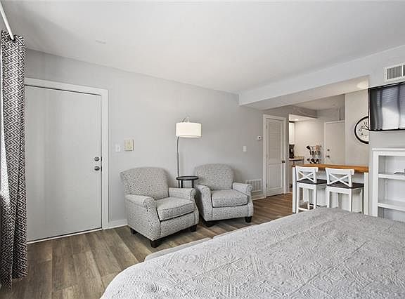 4th image of 4532 Broadway St APT 1N
