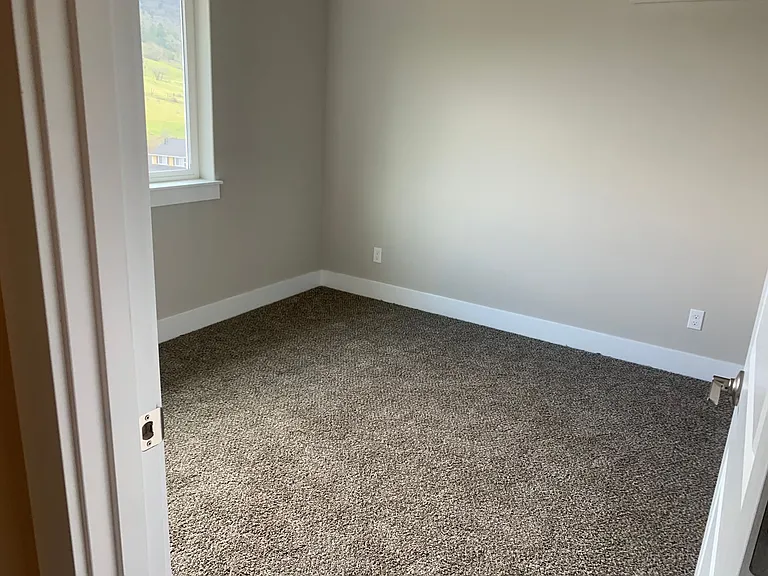 985 SE Golden Eagle Ave — Photo 8