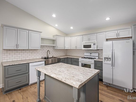 3rd image of 2895 Harmony Ct SW