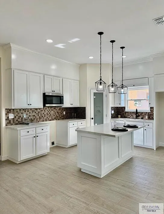 3 bed, 1700 sqft, $2,300 — Photo 3