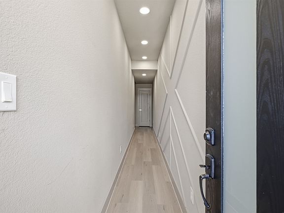 4th image of 340 N Moore St