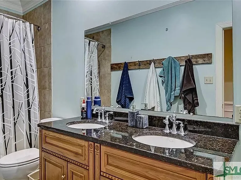 637 E Henry St #B — Photo 15