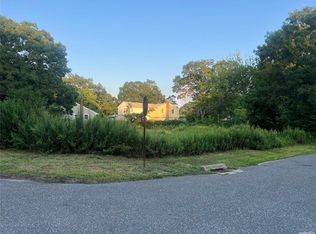 33 Ashwood Dr, Shirley, NY 11967