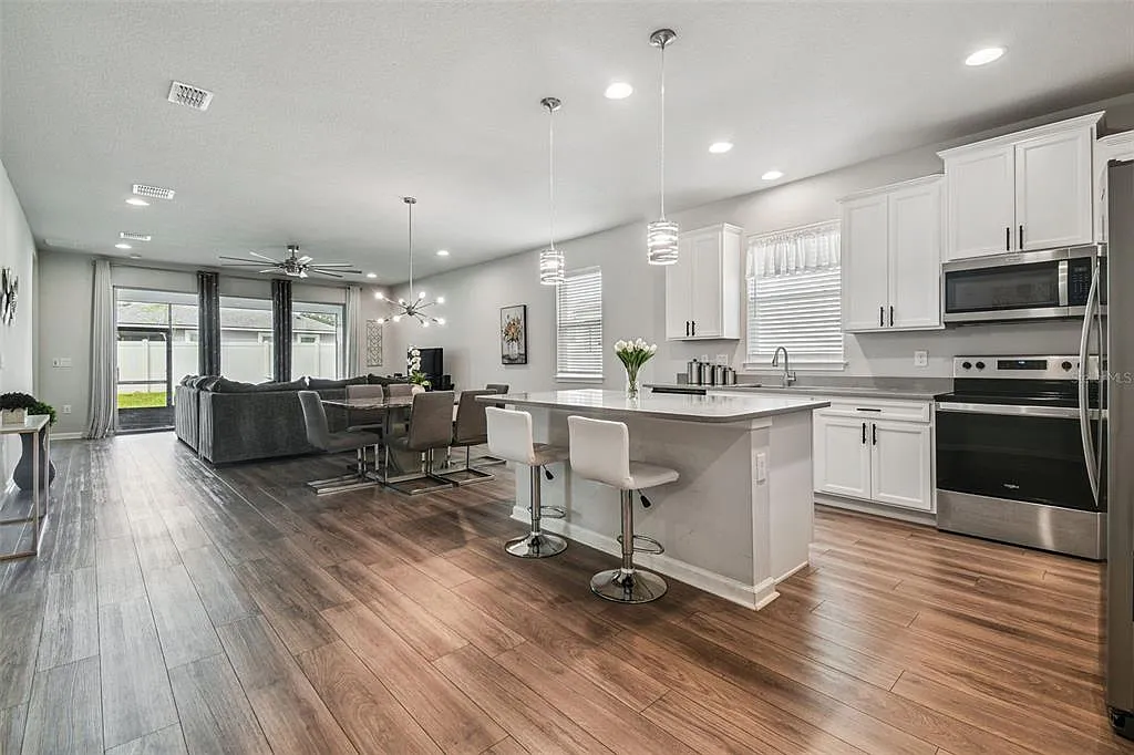 3 bed, 2.0 bath, 2032 sqft, $3,200 — Photo 3