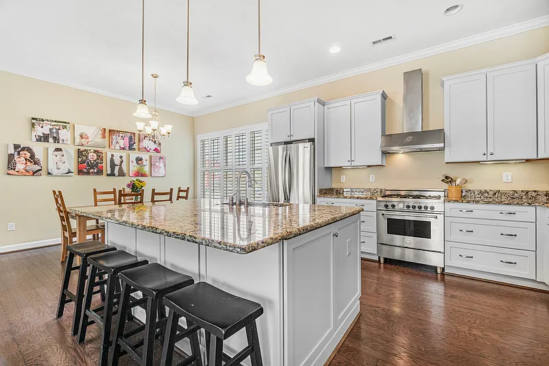 4 bed, 3.0 bath, 2380 sqft, $3,200 — Photo 3