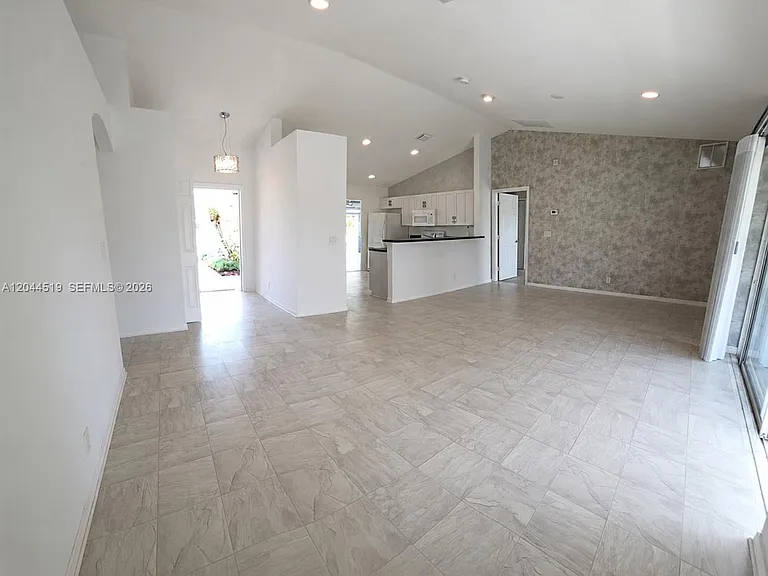 547 High Hawk Cir — Photo 2