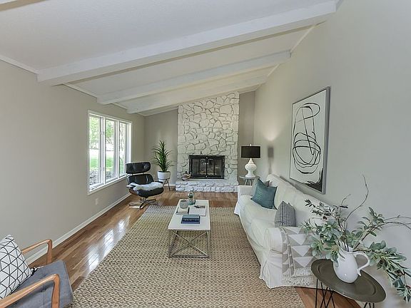 2nd image of 204 Julia Dr