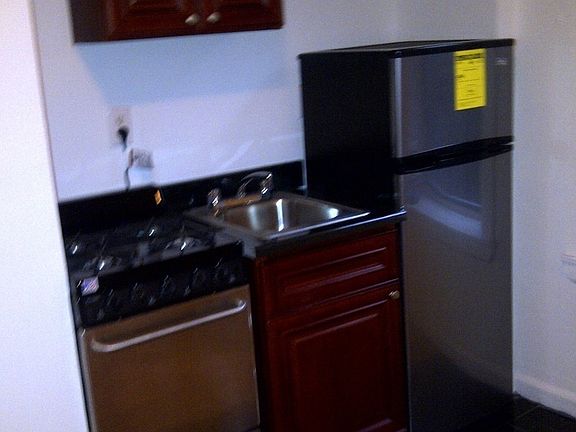 2nd image of 176 Thompson St APT 1B