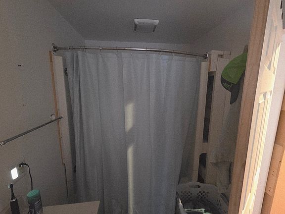 2nd image of 423 Ingraham St